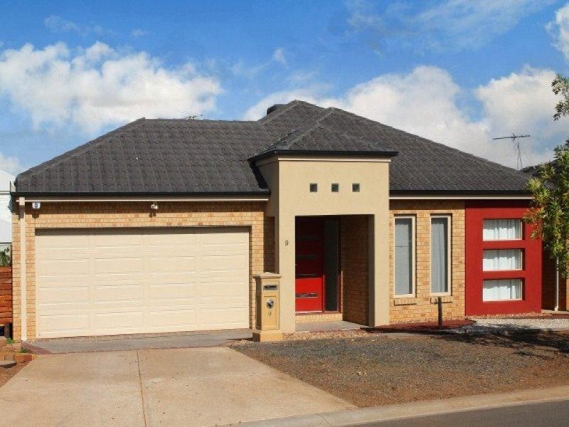 9 Holcolme Street, Caroline Springs VIC 3023