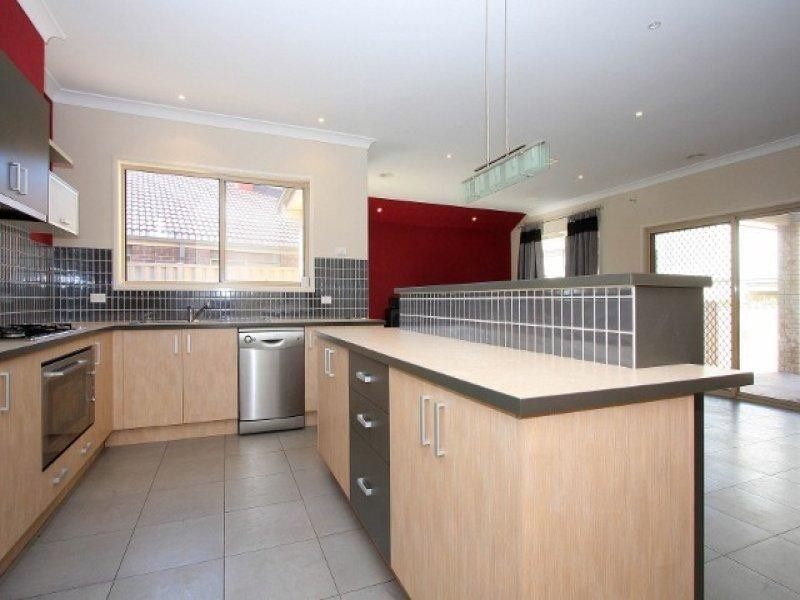 9 Holcolme Street, Caroline Springs VIC 3023