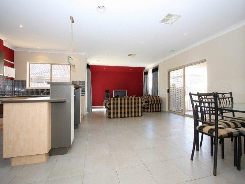 9 Holcolme Street, Caroline Springs VIC 3023