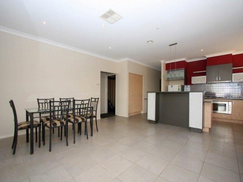 9 Holcolme Street, Caroline Springs VIC 3023