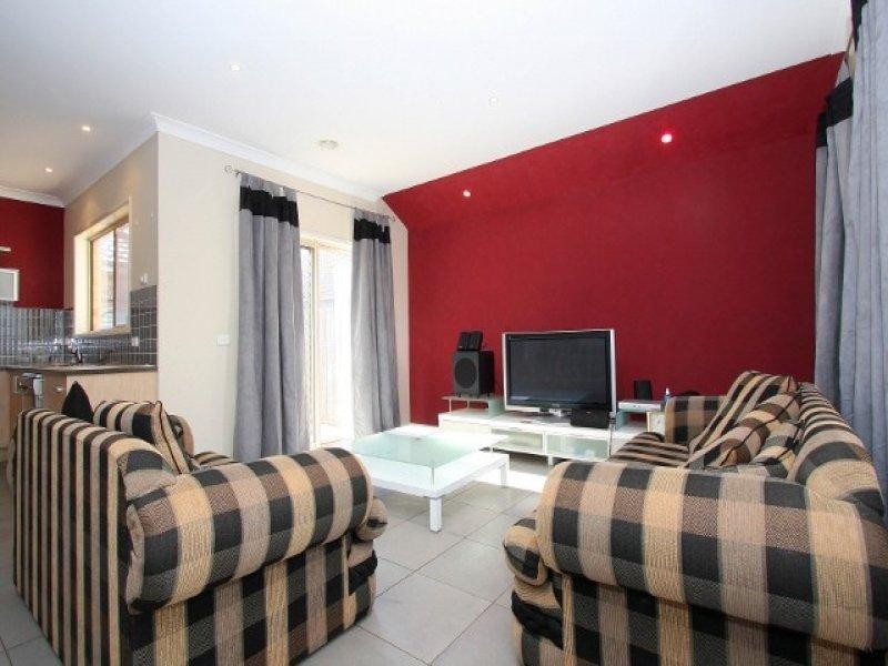 9 Holcolme Street, Caroline Springs VIC 3023