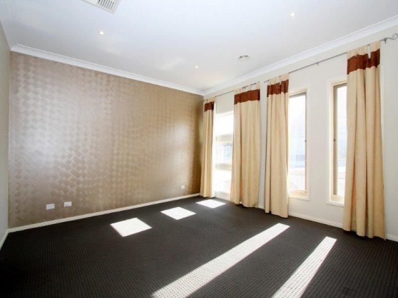 9 Holcolme Street, Caroline Springs VIC 3023