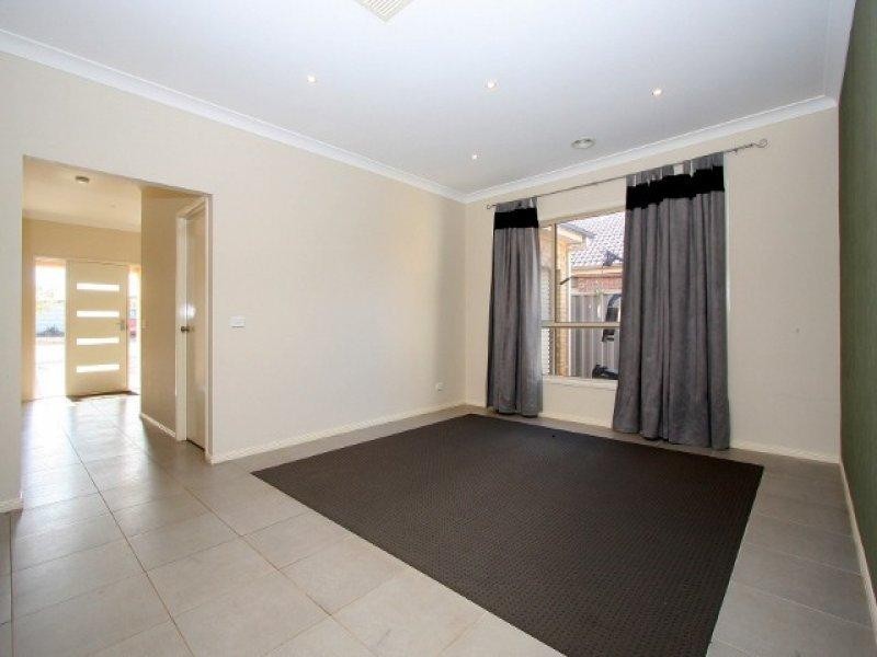 9 Holcolme Street, Caroline Springs VIC 3023