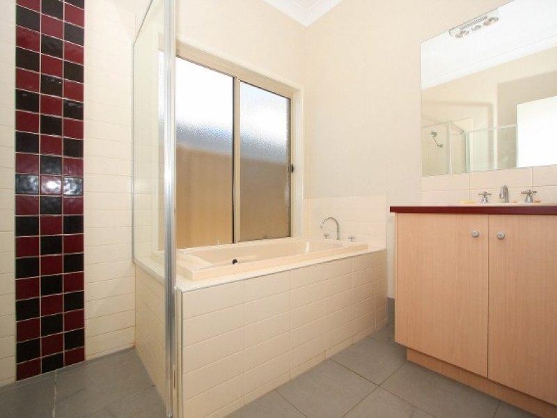 9 Holcolme Street, Caroline Springs VIC 3023