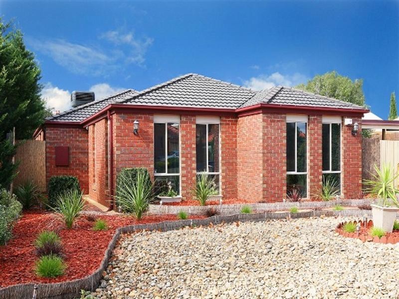 4 Lyell Place, Taylors Lakes VIC 3038