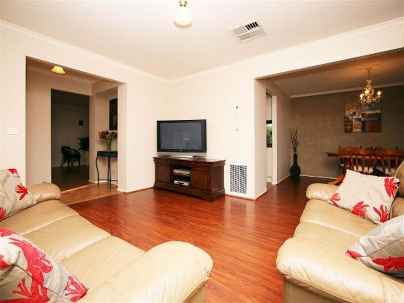 4 Lyell Place, Taylors Lakes VIC 3038