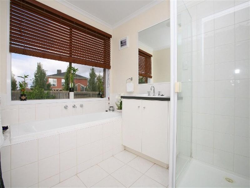 4 Lyell Place, Taylors Lakes VIC 3038