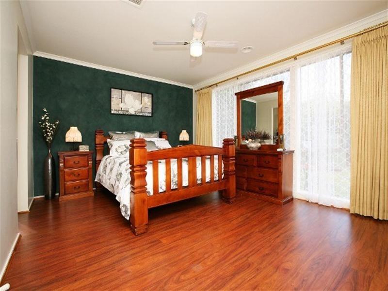 4 Lyell Place, Taylors Lakes VIC 3038