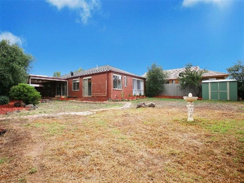 4 Lyell Place, Taylors Lakes VIC 3038