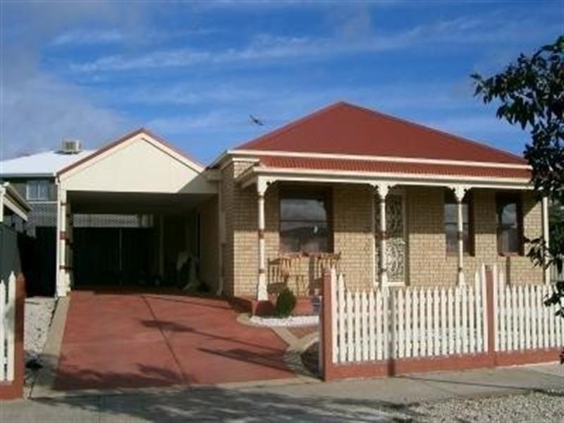 17 French Crescent, Caroline Springs VIC 3023