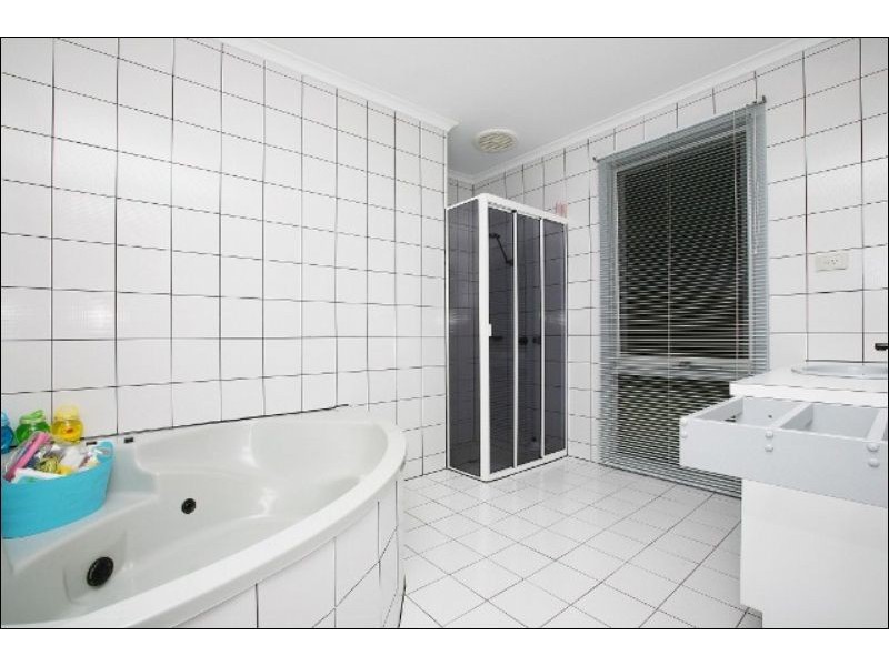 31 Prince Albert Crescent, Taylors Lakes VIC 3038