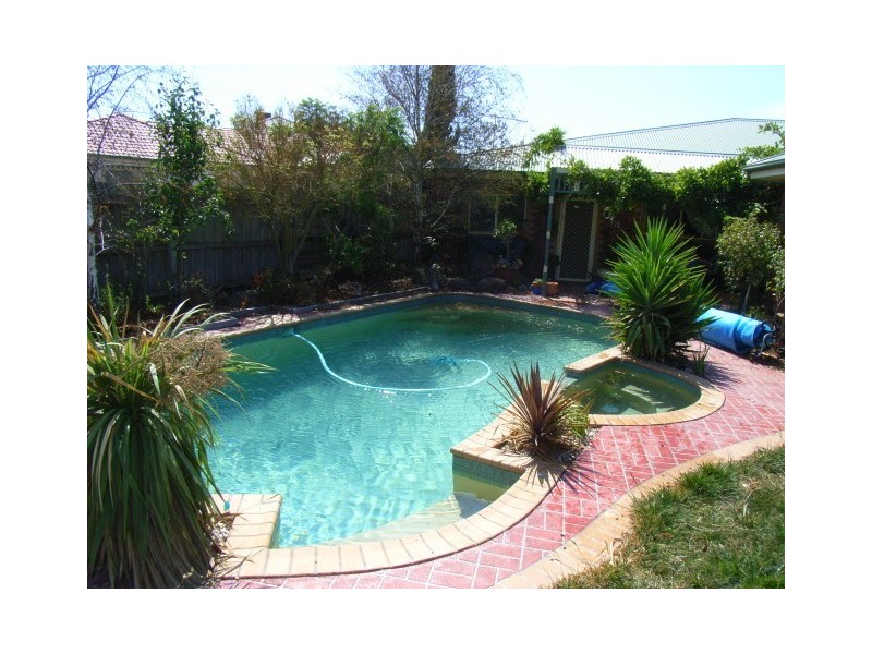 33 Perceval Crescent, Taylors Lakes VIC 3038