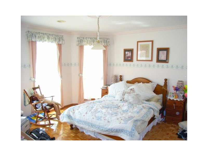 33 Perceval Crescent, Taylors Lakes VIC 3038