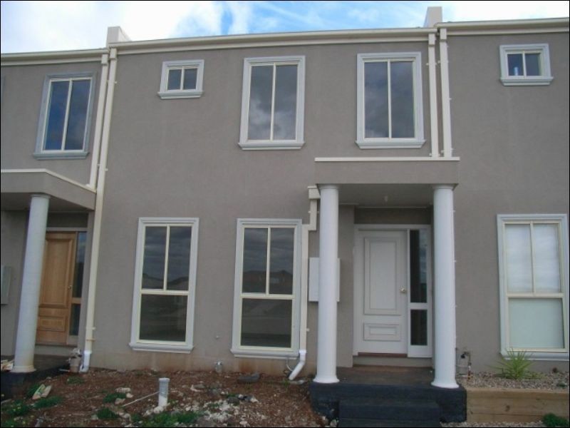 8 Kim Lane, Melton West VIC 3337