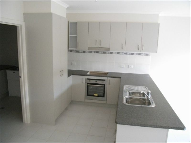 8 Kim Lane, Melton West VIC 3337