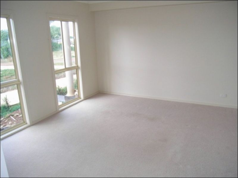 8 Kim Lane, Melton West VIC 3337