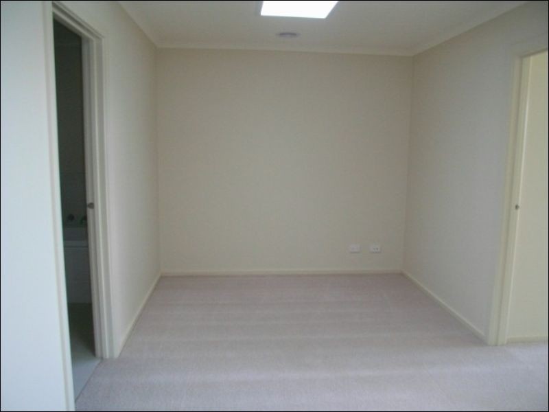 8 Kim Lane, Melton West VIC 3337