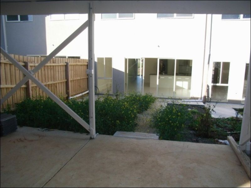 8 Kim Lane, Melton West VIC 3337