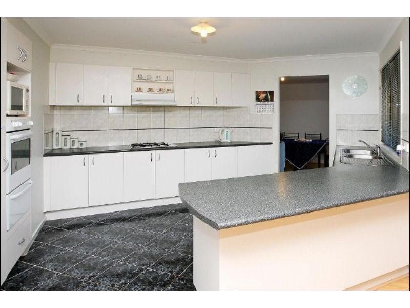 21 Brindalee Way, Hillside VIC 3037