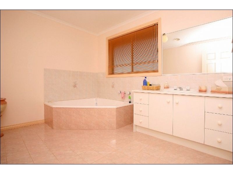 33 Cynthia Court, Hillside VIC 3037