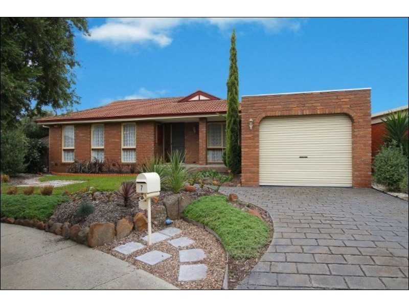 7 Innes Court, Taylors Lakes VIC 3038
