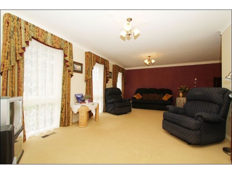 7 Innes Court, Taylors Lakes VIC 3038