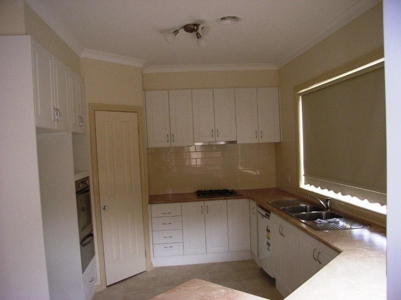 2/4 Hyperno Court, Keilor Downs VIC 3038