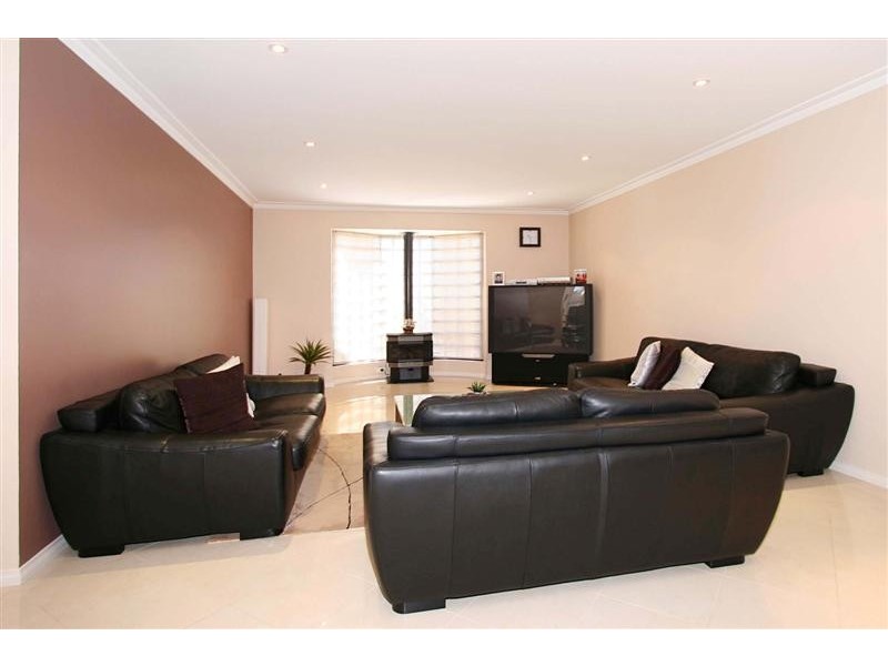 6 Melfin Drive, Hillside VIC 3037