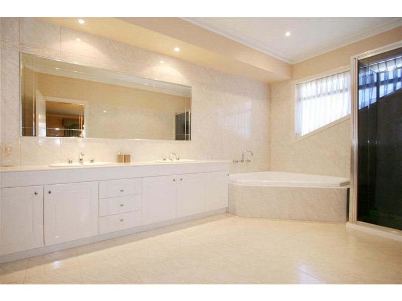 6 Melfin Drive, Hillside VIC 3037