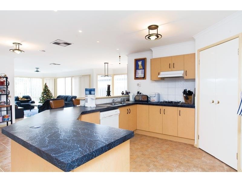 24 Graman Way, Taylors Hill VIC 3037