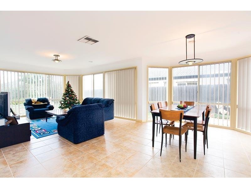 24 Graman Way, Taylors Hill VIC 3037