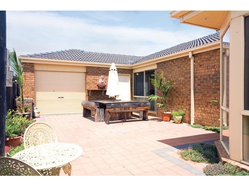 24 Graman Way, Taylors Hill VIC 3037