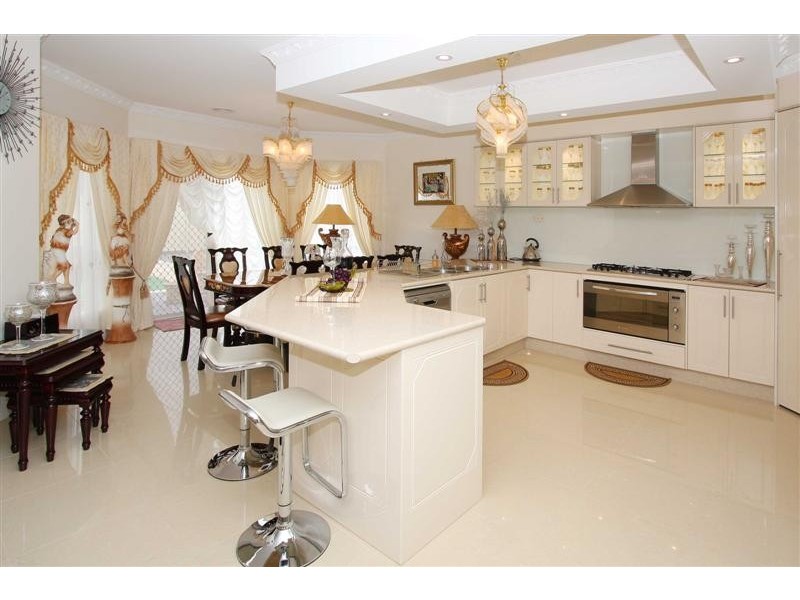 10 Webb Avenue, Taylors Hill VIC 3037