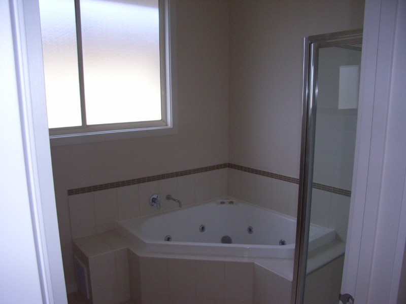 4/1a Thorogood Court, Taylors Lakes VIC 3038