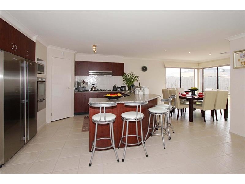 19 Dorcas Lane, Taylors Hill VIC 3037