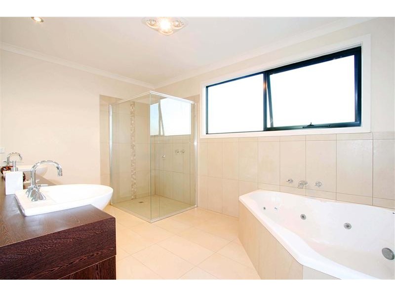 77 Mc Cubbin Drive, Taylors Lakes VIC 3038