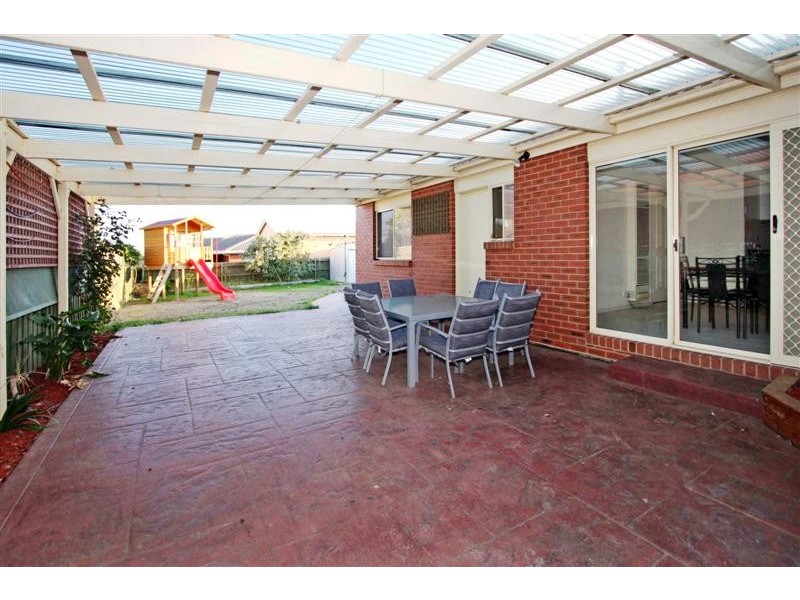 7 Buninyong Walk, Delahey VIC 3037