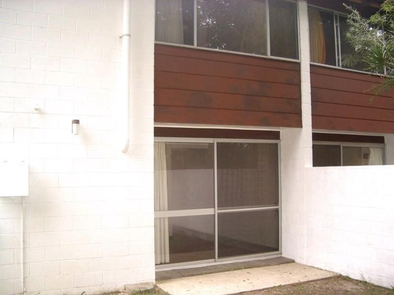 2/24 Gordon Street, Labrador QLD 4215