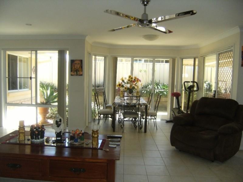 8 Dylan Street, Arundel QLD 4214