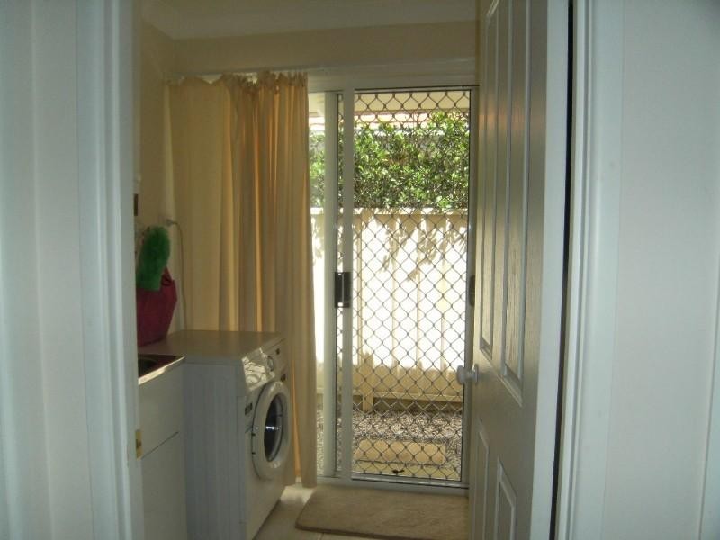 8 Dylan Street, Arundel QLD 4214