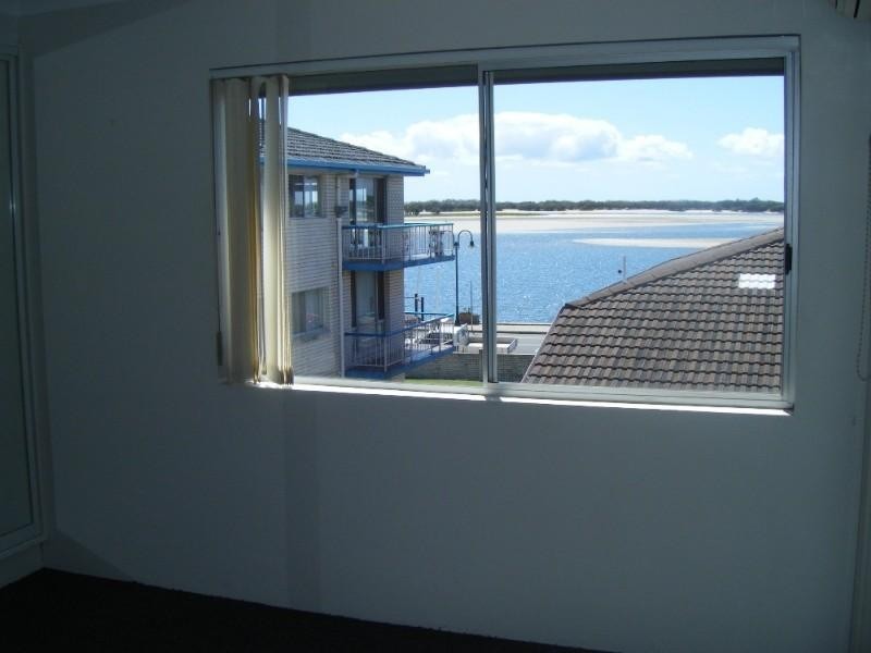 8/294 Marine Parade, Labrador QLD 4215