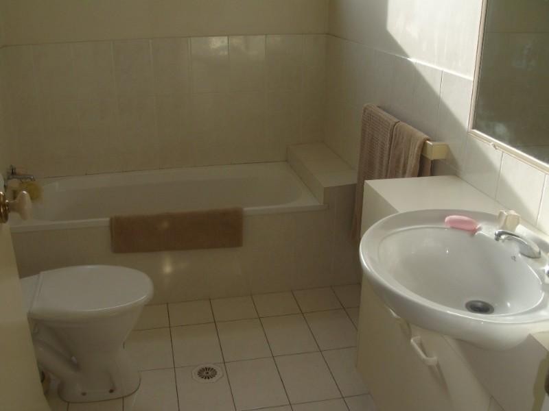 1/23 Deakin Avenue, Southport QLD 4215