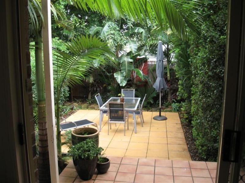 1/23 Deakin Avenue, Southport QLD 4215