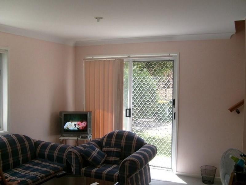 1/30 Government Road, Labrador QLD 4215