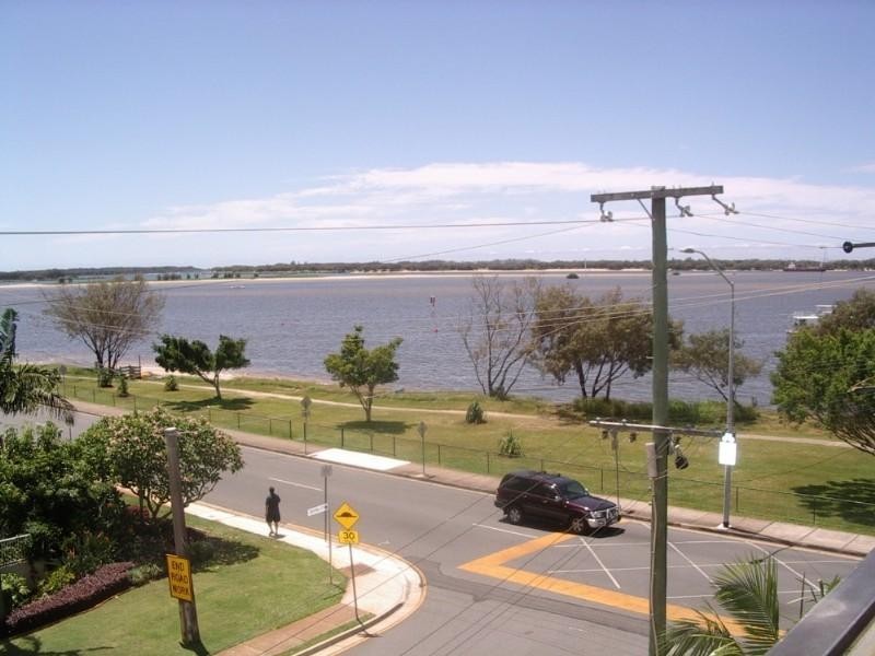 4/240 Marine Parade, Labrador QLD 4215