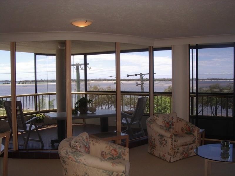 4/240 Marine Parade, Labrador QLD 4215