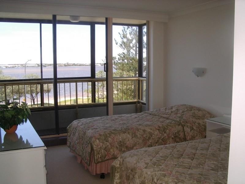 4/240 Marine Parade, Labrador QLD 4215