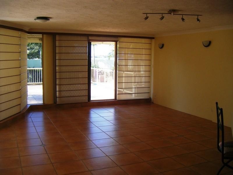 1/240 Marine Parade, Labrador QLD 4215