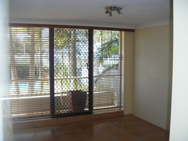 1/240 Marine Parade, Labrador QLD 4215