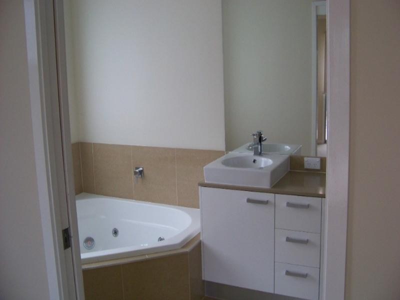 1/28 Ocean Street, Runaway Bay QLD 4216